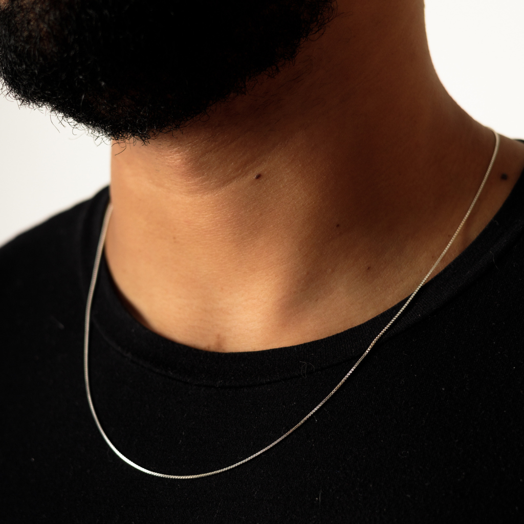 Corrente Veneziana em Prata 925 compondo um visual masculino elegante.