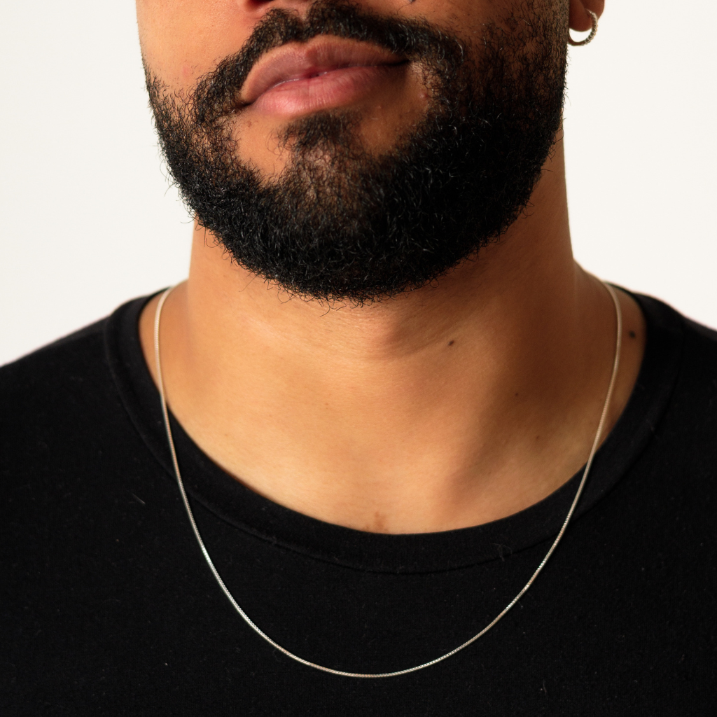 Homem usando Corrente Veneziana em Prata 925 com design minimalista.