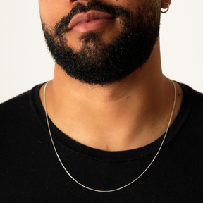 Homem usando Corrente Veneziana em Prata 925 com design minimalista.