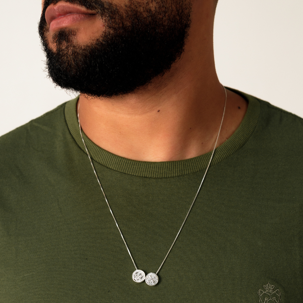 Escapulário São Bento Móvel em Prata 925 com design minimalista.