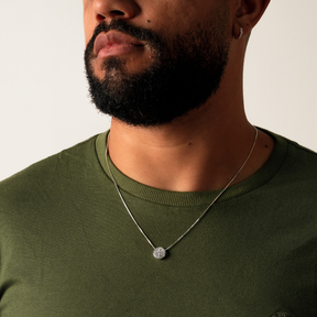 Escapulário São Bento Móvel em Prata 925 compondo um visual casual masculino.