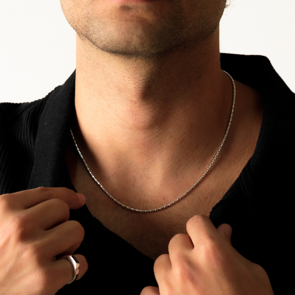 Gargantilha Catena Diamantada em Prata 925 utilizada com camisa masculina.
