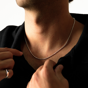 Gargantilha Catena Diamantada em Prata 925 combinada com camiseta básica masculina.