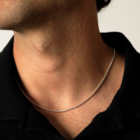 Gargantilha Catena Diamantada em Prata 925 combinada com outras joias masculinas.