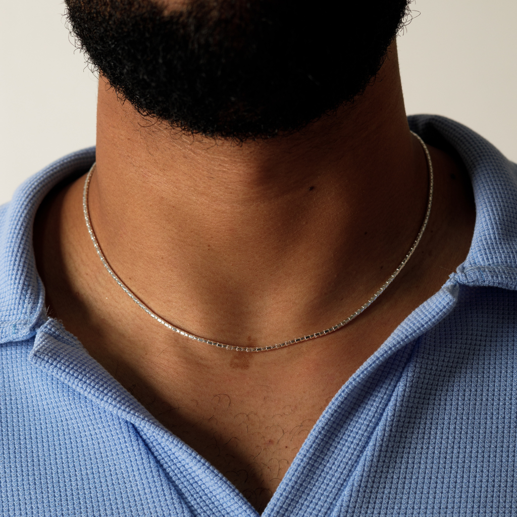 Gargantilha Catena Diamantada em Prata 925 compondo um estilo masculino elegante e minimalista.