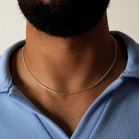 Gargantilha Catena Diamantada em Prata 925 compondo um estilo masculino elegante e minimalista.