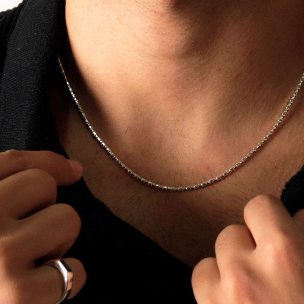 Homem usando Gargantilha Catena Diamantada em Prata 925 com design minimalista.