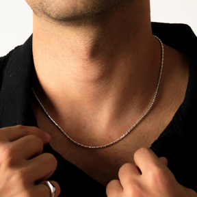 Gargantilha Catena Diamantada em Prata 925 em um visual casual masculino.