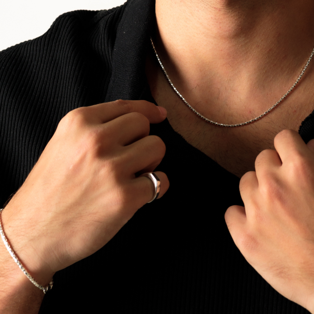 Gargantilha Catena Diamantada em Prata 925 compondo um visual social masculino.