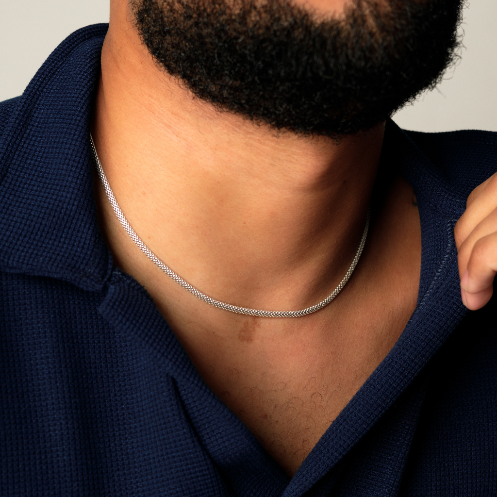 Gargantilha Pipoca Achatada em Prata 925 compondo um visual masculino elegante.
