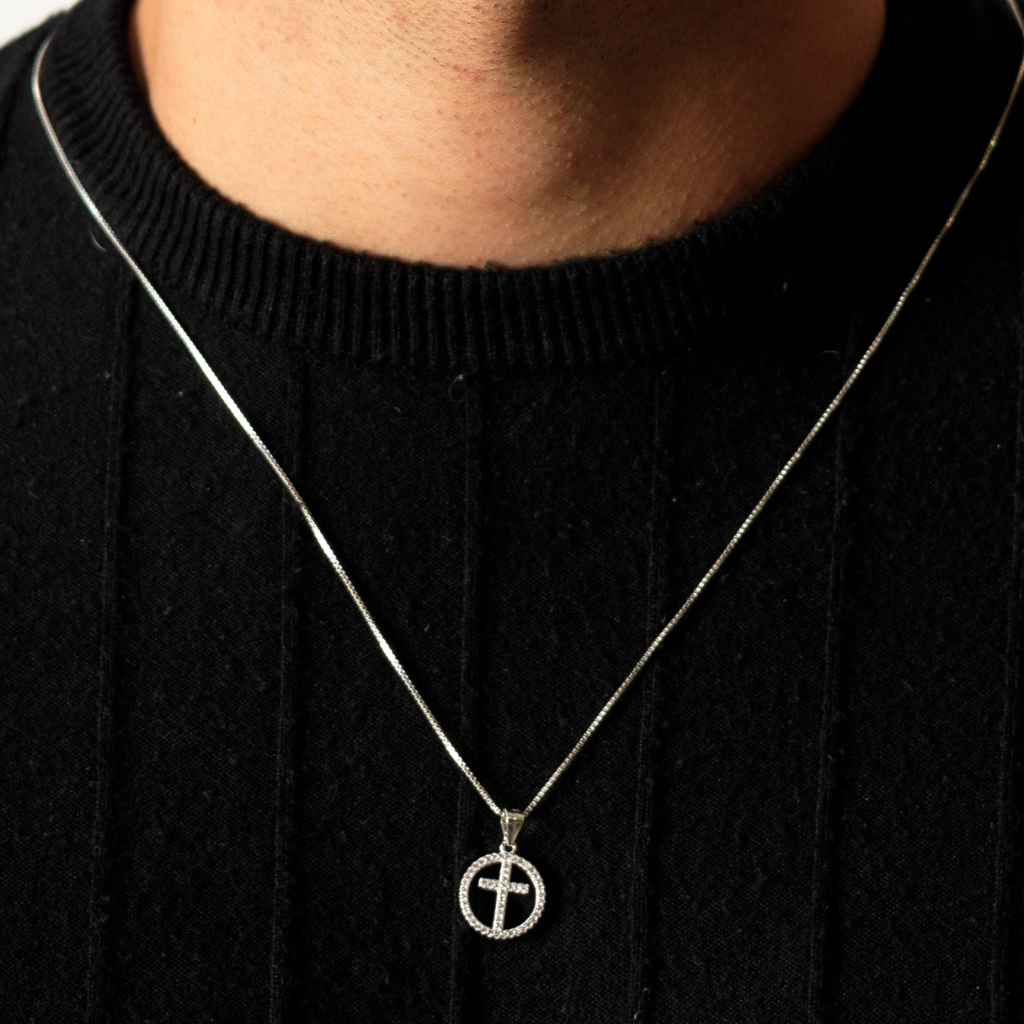 Pingente Cruz Circular Cravejada em Prata 925 compondo um visual masculino elegante e minimalista.