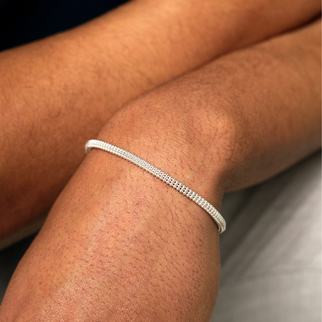 Pulseira Atomium em Prata 925 combinada com outros acessórios masculinos.