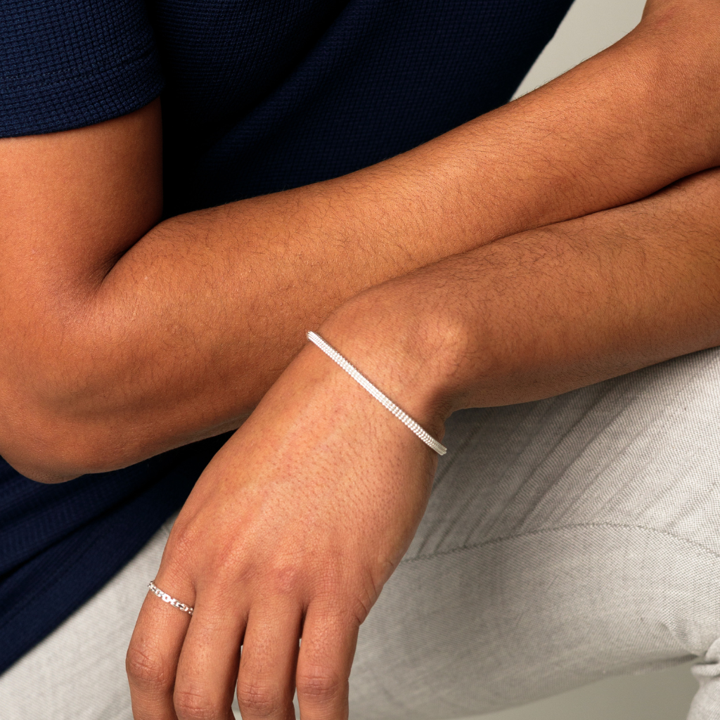 Homem usando Pulseira Atomium em Prata 925 com design minimalista.