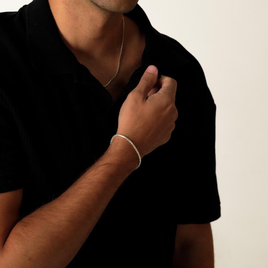 Pulseira Catena Diamantada em Prata 925 em uma composição casual masculina.