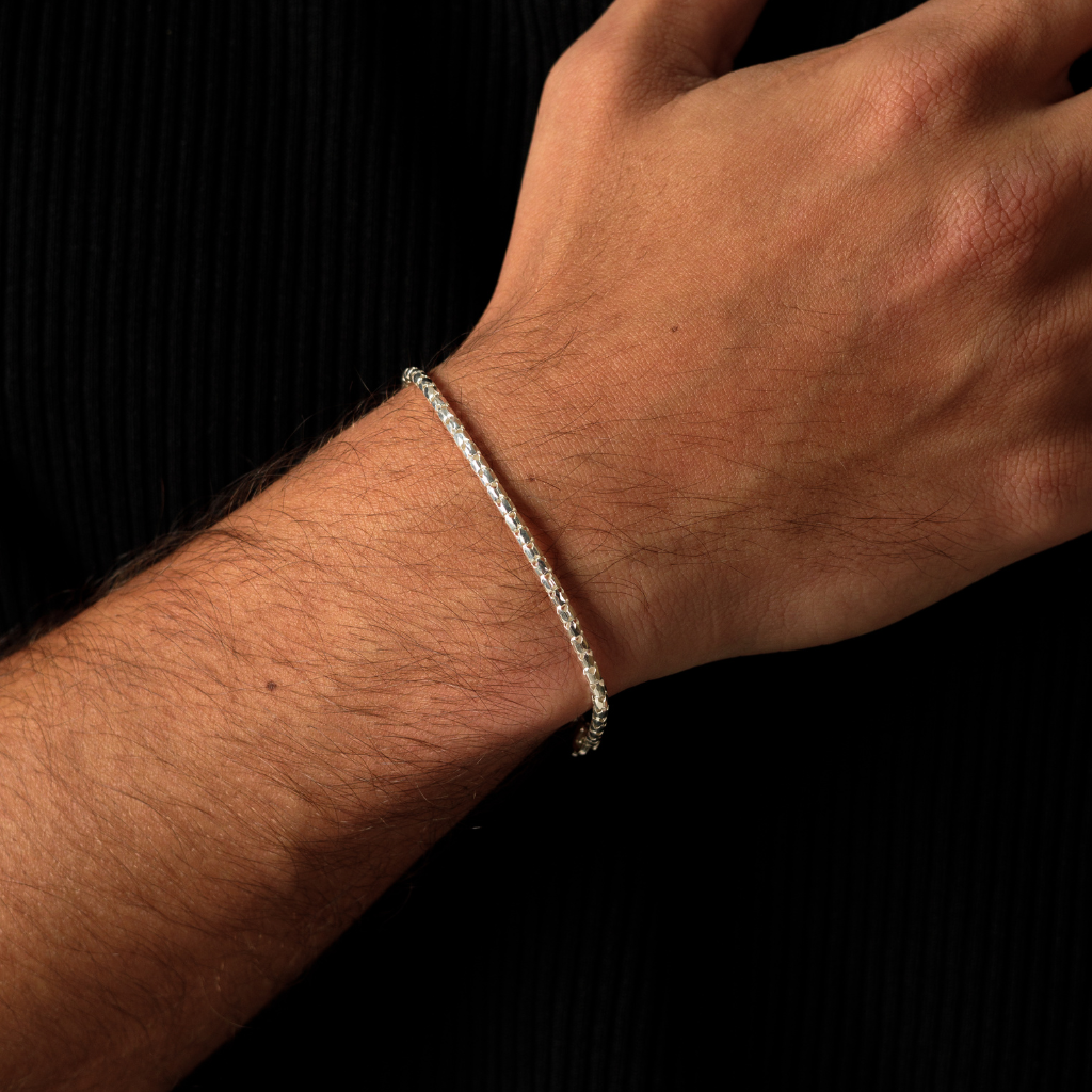 Pulseira Catena Diamantada em Prata 925 combinada com outras joias masculinas.