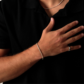 Pulseira Catena Diamantada em Prata 925 com design minimalista e acabamento premium.