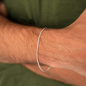 Pulseira Cordão Baiano 1,5 mm em Prata 925 combinada com relógio masculino.