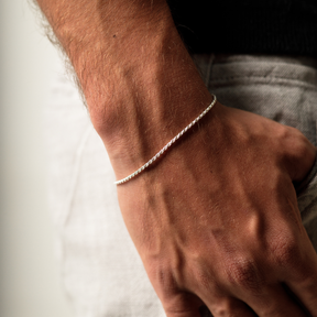 Homem usando Pulseira Cordão Baiano 1,5 mm em Prata 925 com acabamento premium.