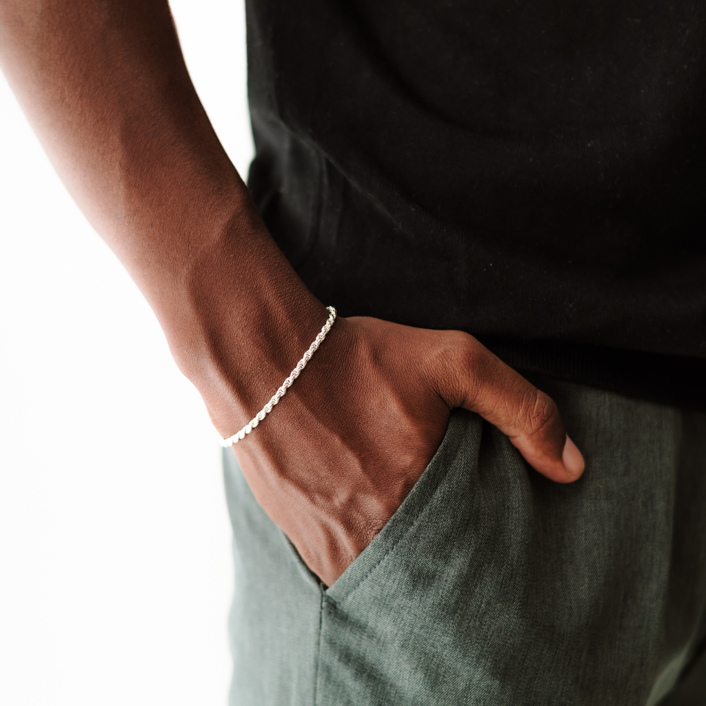 Homem usando Pulseira Cordão Baiano 3 mm em Prata 925 com acabamento premium e design minimalista.