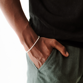 Homem usando Pulseira Cordão Baiano 3 mm em Prata 925 com acabamento premium e design minimalista.