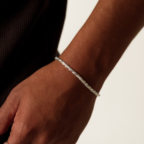 Pulseira Cordão Baiano em Prata 925 combinada com relógio masculino.