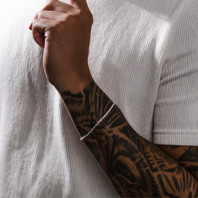 Pulseira Cordão Baiano 3 mm em Prata 925 combinada com relógio e outros acessórios masculinos.