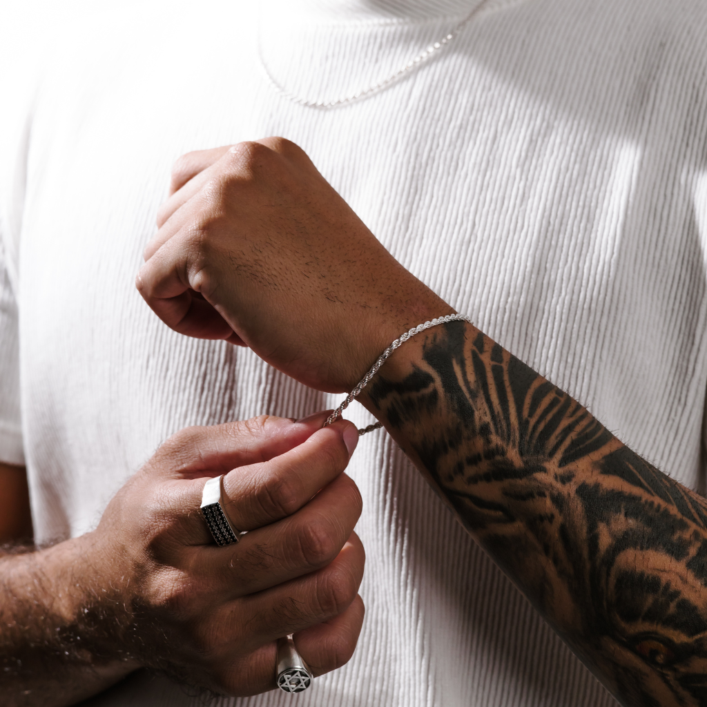 Pulseira Cordão Baiano em Prata 925 compondo um visual masculino elegante e sofisticado.