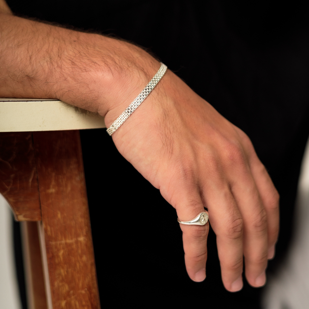 Pulseira Esteira em Prata 925 compondo um visual masculino elegante.