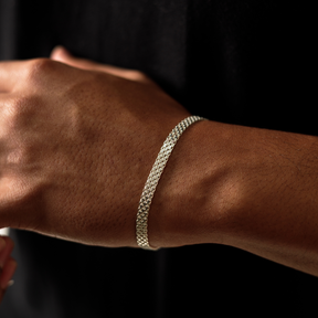 Pulseira Esteira em Prata 925 ideal para composições do dia a dia.