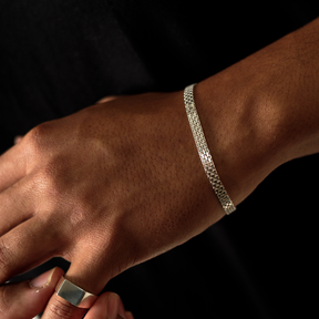 Pulseira Esteira em Prata 925 compondo um visual masculino sofisticado e minimalista.