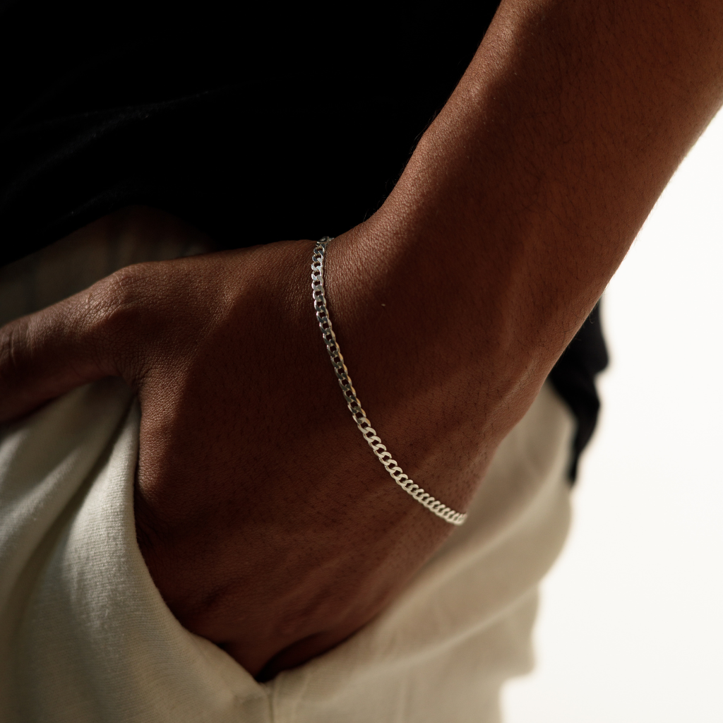 Homem usando Pulseira Grumet 3 mm em Prata 925 com acabamento premium.