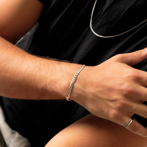 Pulseira Grumet 4 mm em Prata 925 com design minimalista e acabamento premium.