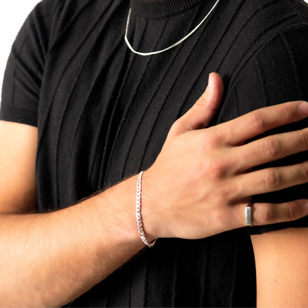 Pulseira Grumet em Prata 925 combinada com relógio masculino.