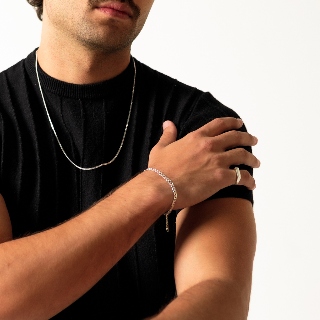 Pulseira Grumet 4 mm em Prata 925 combinada com outros acessórios masculinos.