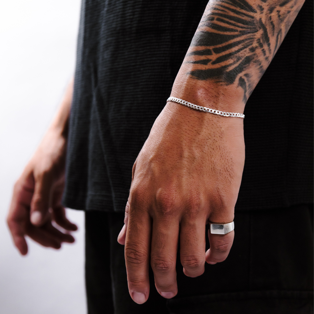 Pulseira Grumet em Prata 925 compondo um visual masculino elegante.