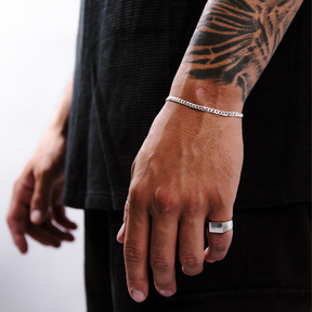Pulseira Grumet em Prata 925 compondo um visual masculino elegante.