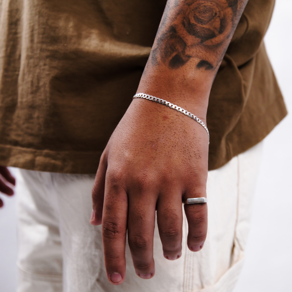 Pulseira Grumet em Prata 925 compondo um visual masculino elegante.