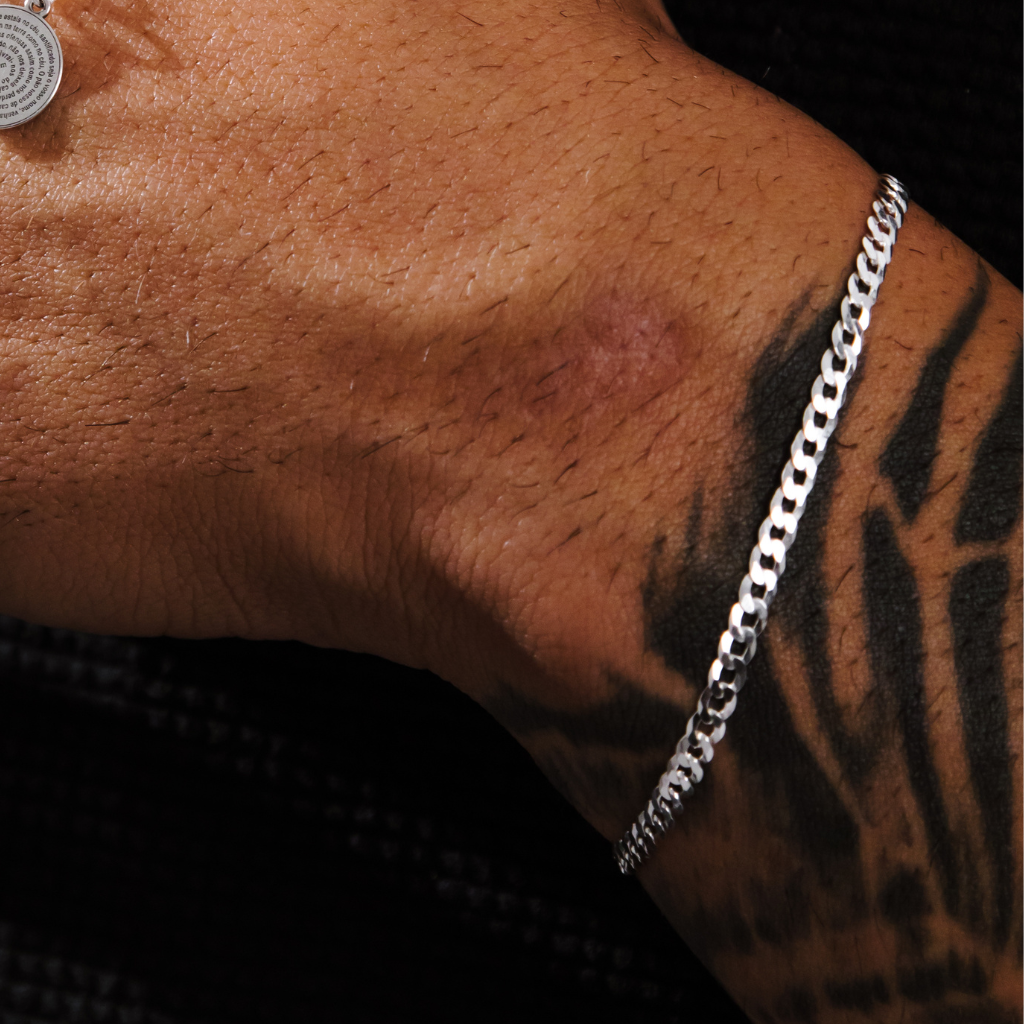 Pulseira Grumet em Prata 925 compondo um visual masculino sofisticado e contemporâneo.