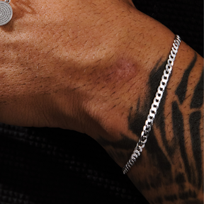 Pulseira Grumet em Prata 925 compondo um visual masculino sofisticado e contemporâneo.