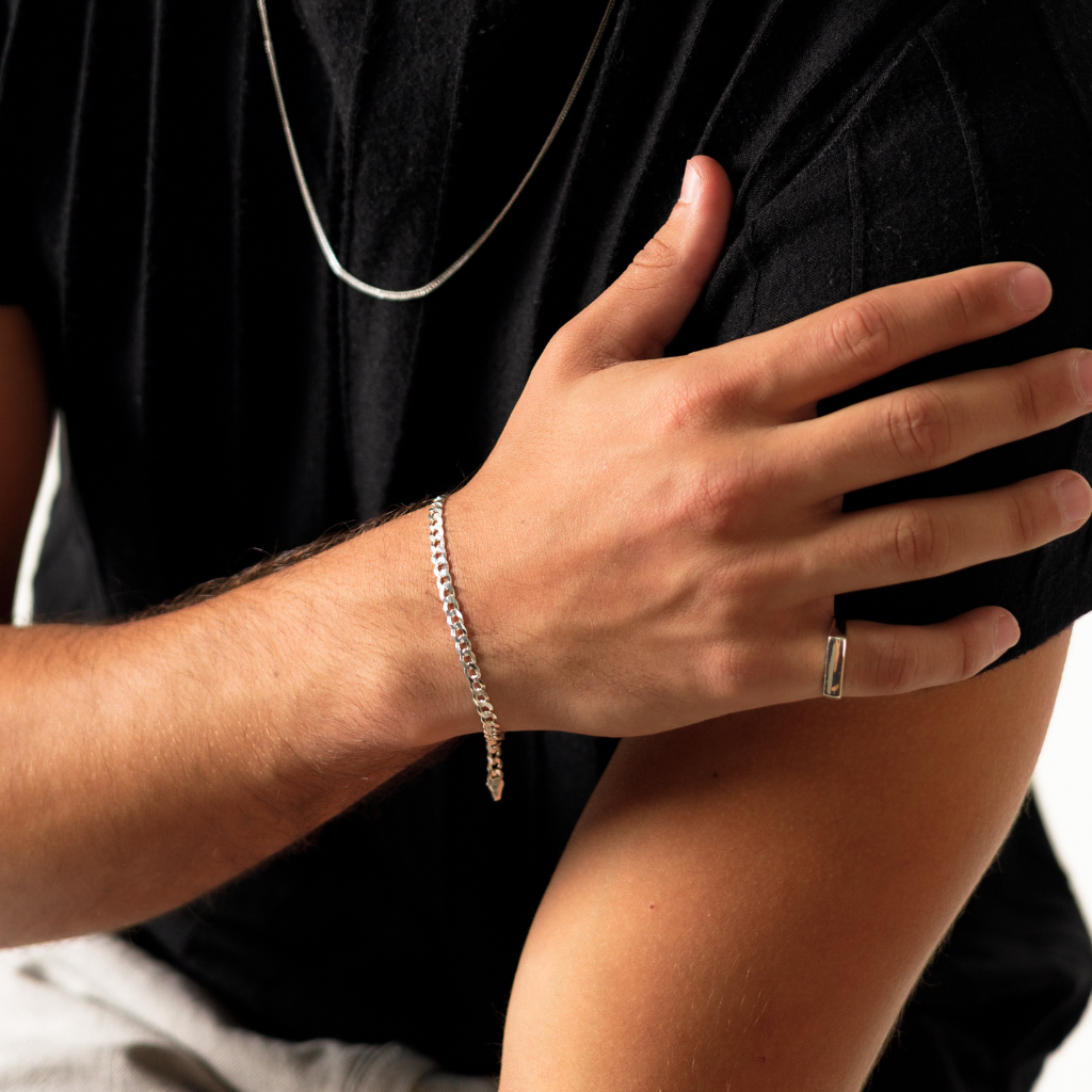 Pulseira Grumet em Prata 925 compondo um visual masculino sofisticado.