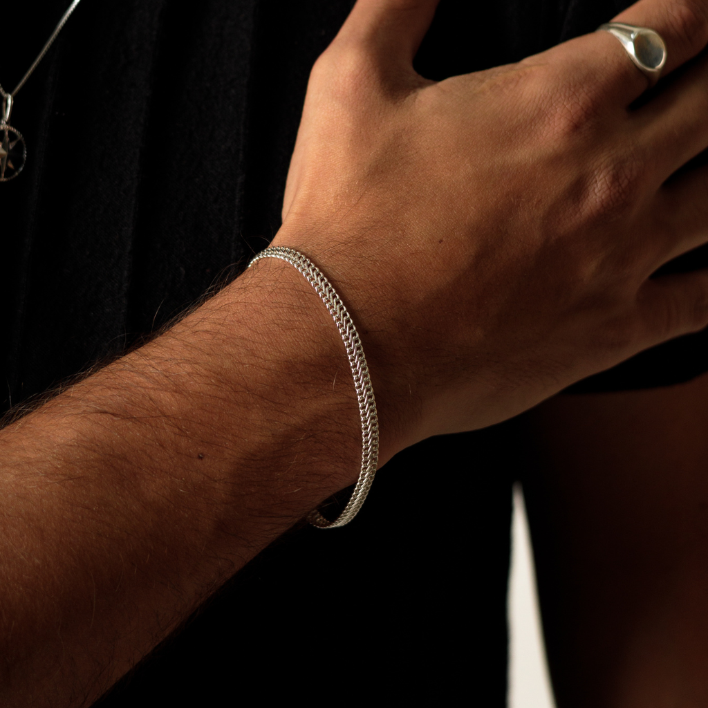 Homem usando Pulseira Ottino em Prata 925 em um visual minimalista.