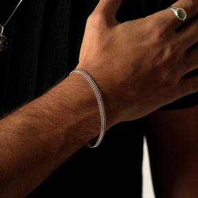 Homem usando Pulseira Ottino em Prata 925 em um visual minimalista.