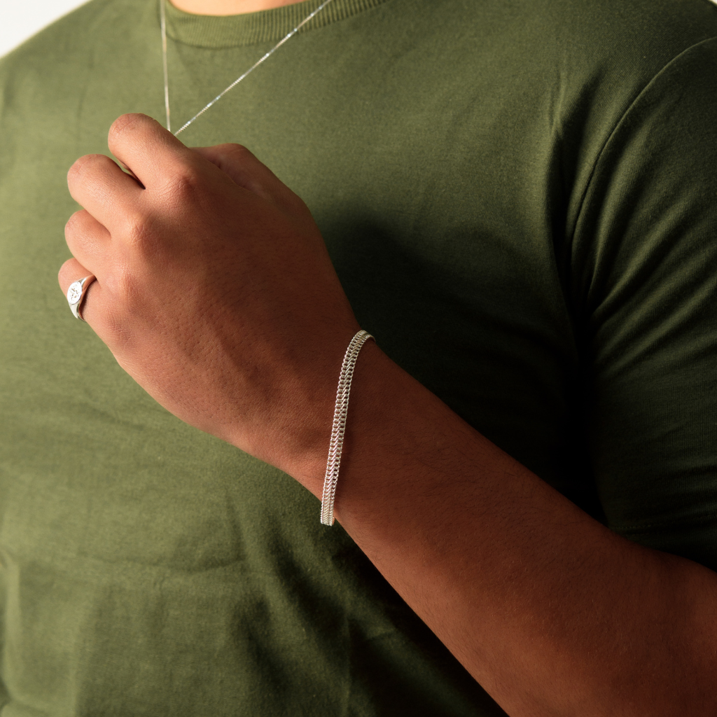 Pulseira Ottino em Prata 925 compondo um visual masculino elegante.