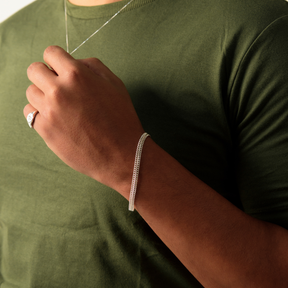 Pulseira Ottino em Prata 925 compondo um visual masculino elegante.