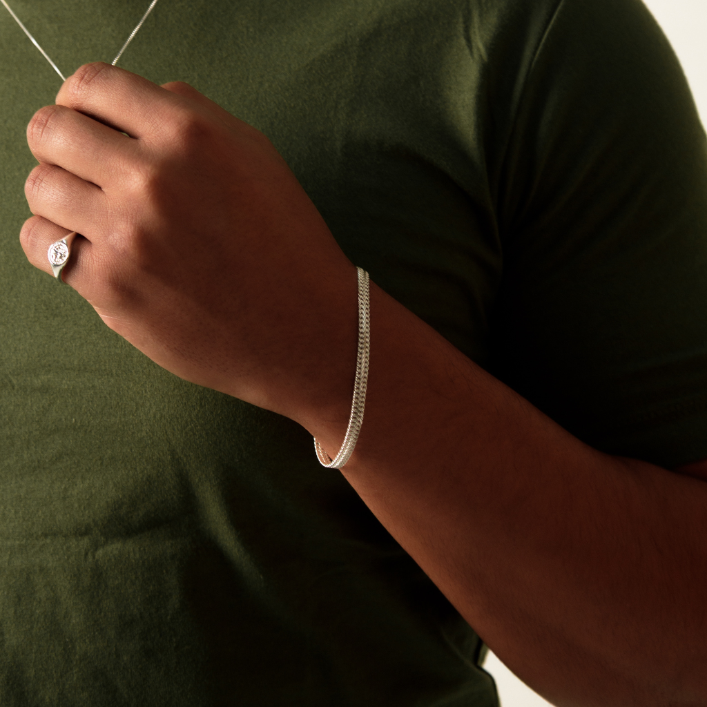Pulseira Ottino em Prata 925 destacando um estilo minimalista e sofisticado.