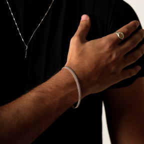Pulseira Ottino em Prata 925 sendo utilizada em uma composição para o dia a dia.