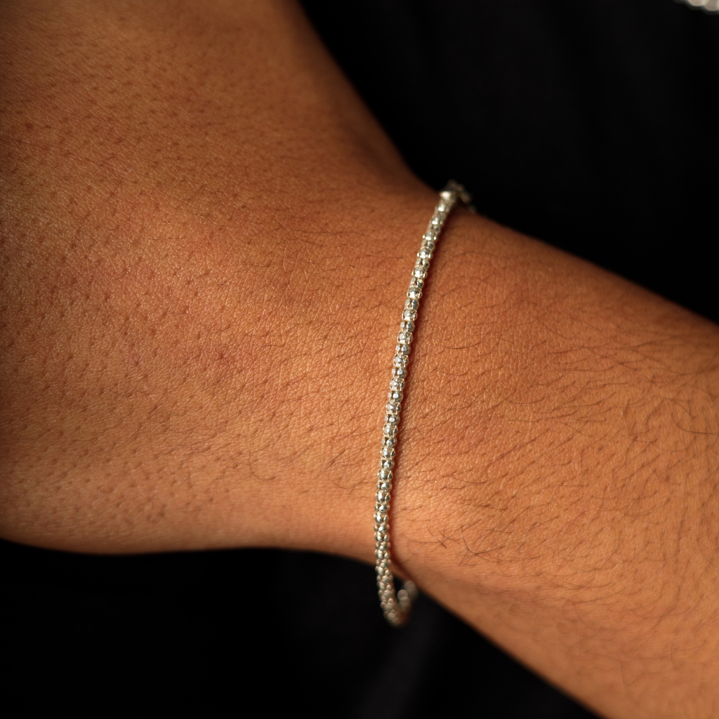 Homem usando Pulseira Pipoca 2 mm em Prata 925 com acabamento premium.