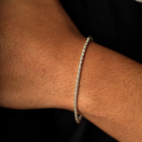 Homem usando Pulseira Pipoca 2 mm em Prata 925 com acabamento premium.