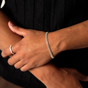 Pulseira Pipoca Achatada em Prata 925 combinada com relógio masculino.