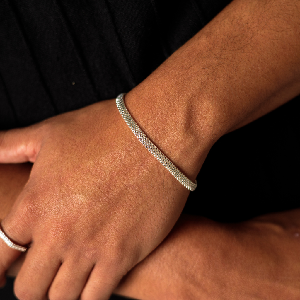 Pulseira Pipoca Achatada em Prata 925 compondo um visual masculino elegante.